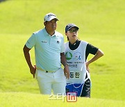 [포토] 이동환 '그린 공략 상의중'