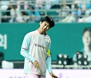 [mhn포토] 임영웅 '축구 쉽지 않네'