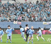 [mhn포토] 임영웅, 축구도 보고 공연도 보고