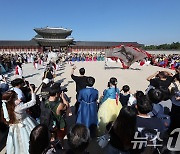 많은 관람객들이 함꼐하는 길놀이 공연