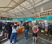 맑은 날씨 속 축제장으로 변한 강원도…곳곳마다 관광객들 '북적'