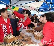 부산 오시게 시장 상인과 사진찍는 한동훈 대표