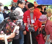 부산 오시게 시장 상인 만나는 한동훈 국민의힘 대표