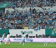 뜨거운 열기 속 펼쳐지는 하나은행 자선축구대회