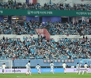 뜨거운 열기 속 펼쳐지는 하나은행 자선축구대회