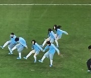 임영웅, 잔디 보호 위해 '축구화 신고' 공연... '개념 축구인' 매너 빛난다[현장 메모]