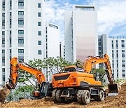 강원 야산서 굴착기 100m 이상 떨어져…헬기 구조요청