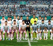 [포토]임영웅과 함께 하는 하나은행 자선축구대회