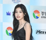 강혜원, 패셔너블한 표정 봤어?  (2024 코리아 드라마 어워즈)[포토엔HD]