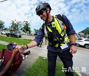 대피 중인 소년과 주먹 인사 나누는 FEMA 직원