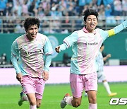 축구화 신은 'HERO'... 임영웅, 3만 열광시킨 하프타임쇼에 0.9골 식도 패스까지 [대전톡톡]