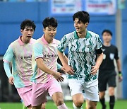 기성용, '자선축구대회 즐기면서' [사진]