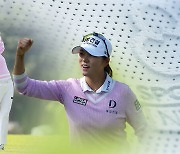 '주먹 불끈' 김민선, 이글 2개로 KLPGA 단독 선두