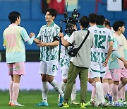 기성용-임영웅, 자선축구대회 4-3으로 팀 기성용 승리