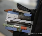 NYT, 한국 첫 노벨문학상 '여성' 주목…"가부장 문화에 저항"