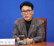 [포토]기자간담회, '모두발언하는 김민석 최고위원'