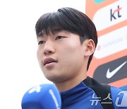 인터뷰하는 축구대표팀 배준호