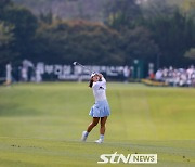 [STN포토]김민별, 아름다운 배경으로 날리는 세컨드샷