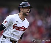 클리블랜드, 8년 만에 ALCS 진출…토머스의 결정적 만루 홈런