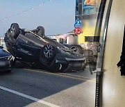 대부도서 SUV 전복 사고…‘일본도’ 무허가 거래 적발