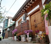 Fans gather at Han Kang's residence and bookstore — in pictures