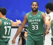 우승 후보 1순위 증명... DB, KT 77-67 제압 2024 KBL 컵대회 우승···‘김종규·오누아쿠 골밑 완벽 장악’ [MK제천]