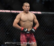 '화끈한 승리 댄스' 박준용, UFC 공식랭킹 진입 청신호 밝혔다…'백전노장' 타바레스에게 역전승