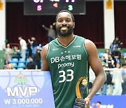 '컵대회 MVP' 오누아쿠 "동료들 덕에 받은 상...김종규는 한국 최고의 빅맨"[제천톡톡]