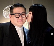 김혜수, 30년지기 정윤기에 깜짝 ‘볼키스’..남다른 우정 과시