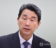 인터뷰하는 이주호 부총리