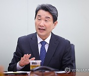 연합뉴스와 인터뷰하는 이주호 부총리