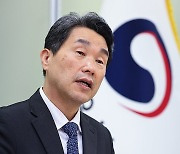 연합뉴스와 인터뷰하는 이주호 부총리