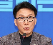 발언하는 김민석 최고위원