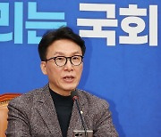 발언하는 김민석 최고위원