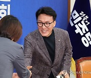 기자간담회 입장하는 김민석 최고위원