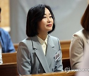 영광성당서 미사 보는 김재연 대표