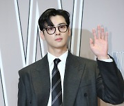 차은우, 스크린 찢고 나온 슈퍼맨