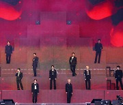 [Herald Review] Seventeen showcases new songs in world tour ‘Right Here’