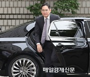 [포토] 항소심 2차 공판 출석하는 이재용 회장