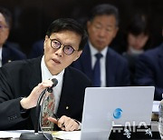 이창용 "금리 인하, 한번으로는 부족…만병통치약 아냐"(종합)