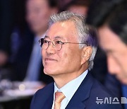 문재인 전 대통령 "한강 노벨문학상 수상 축하"