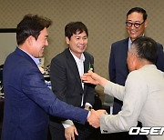 인사 나누는 전준호 해설위원-롯데 퓨처스 김용희 감독-NC 퓨처스 공필성 감독 [사진]