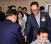 김두겸 울산시장과 악수 나누는 롯데 퓨처스 김용희 감독 [사진]