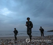 해안수색정찰하는 해병대원