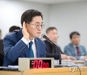 귀에 손 대고 국감 질문 듣는 김동연