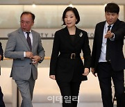 [포토] 전통시장 미래포럼 참석하는 오영주 중기부 장관