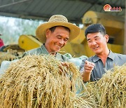 "수확의 기쁨"…北 해주시 석천채소농장 농장원들