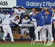 축제 분위기의 삼성 더그아웃