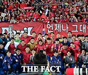 팬들에게 감사 인사하는 축구 대표팀 [TF사진관]