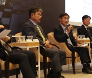 Former ministers give advice about future of Korea’s semiconductor industry